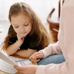 Dziewczynka uczy się tabliczki mnożenia do 30. Szybka nauka z pomocą mamy.