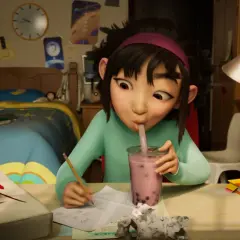 Dziewczynka pije bubble tea, pisząc wypracowanie. Może to jedna z bajek na Netflixie, która inspiruje do nauki i marzeń.