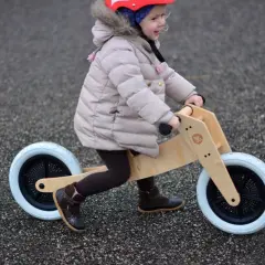 Dziecko na rowerku biegowym, ćwiczy motorykę. To świetny sposób na naukę równowagi i koordynacji.