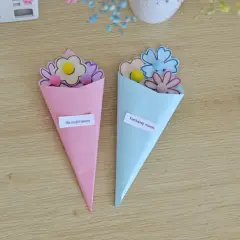 Urocza laurka dla mamy 3d w kształcie bukiecików z papieru. Różowy i błękitny stożek z kwiatkami i pomponikami.
