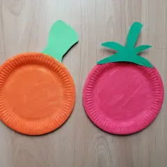 Pomidor praca plastyczna z papierowego talerzyka, obok marchewka. Dzieci tworzą warzywa.