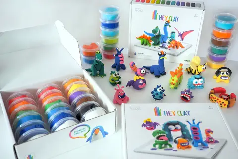 Zestaw kolorowej masy plastycznej Hey Clay z dinozaurami i potworkami. Idealny do kreatywnej zabawy.