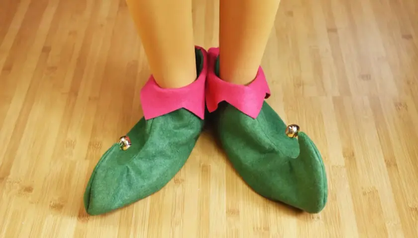 Zielone buty elfa z różowymi wykończeniami i dzwoneczkami. Idealne, by dowiedzieć się, jak zrobić strój elfa.