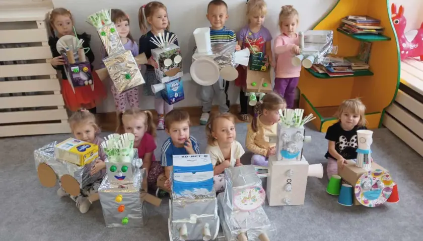 Dzieci prezentują swoje roboty z recyklingu, wspaniałe zabawy dla przedszkolaków.