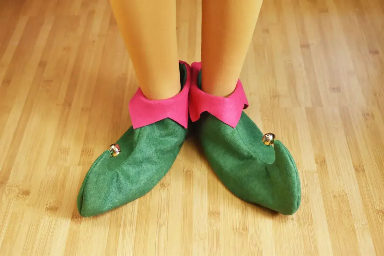 Zielone buty elfa z różowymi wykończeniami i dzwoneczkami. Idealne, by dowiedzieć się, jak zrobić strój elfa.