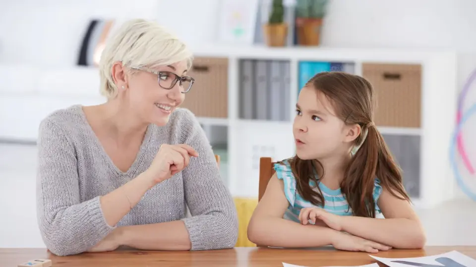 Kiedy iść z dzieckiem do logopedy? Sygnały, których nie ignoruj